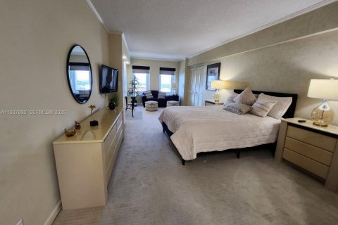 Condo in Miami Beach, Florida, 2 bedrooms  № 1995625 - photo 17