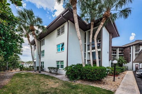 Condo in New Port Richey, Florida, 2 bedrooms  № 1680708 - photo 3