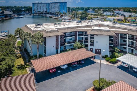 Condo in New Port Richey, Florida, 2 bedrooms  № 1680708 - photo 2
