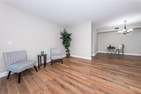 Condo in New Port Richey, Florida, 2 bedrooms  № 1680708 - photo 17