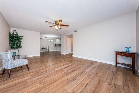 Condo in New Port Richey, Florida, 2 bedrooms  № 1680708 - photo 18