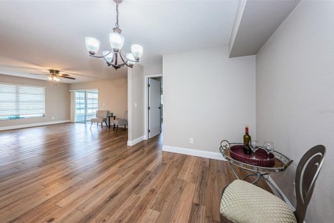 Condo in New Port Richey, Florida, 2 bedrooms  № 1680708 - photo 21