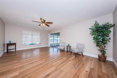 Condo in New Port Richey, Florida, 2 bedrooms  № 1680708 - photo 14