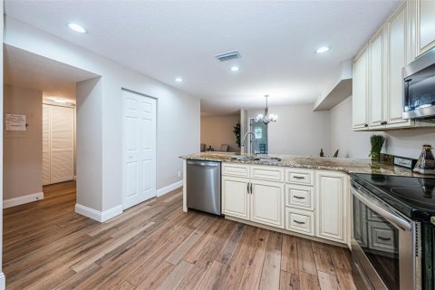 Condo in New Port Richey, Florida, 2 bedrooms  № 1680708 - photo 27