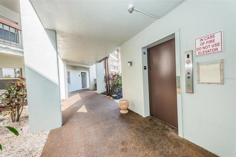 Condo in New Port Richey, Florida, 2 bedrooms  № 1680708 - photo 9