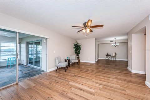 Condo in New Port Richey, Florida, 2 bedrooms  № 1680708 - photo 16