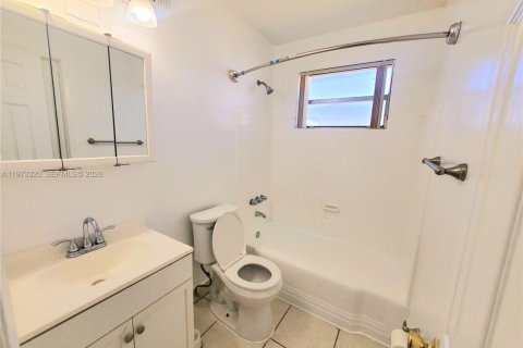 House in Hollywood, Florida 2 bedrooms, 96.34 sq.m. № 2034045 - photo 10