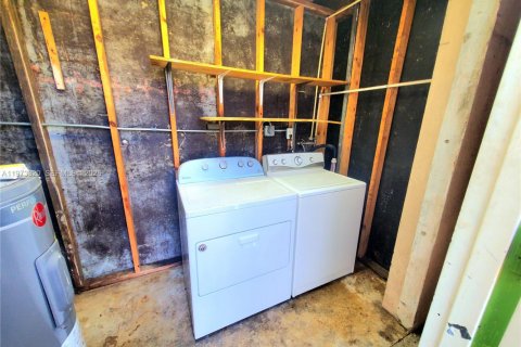 House in Hollywood, Florida 2 bedrooms, 96.34 sq.m. № 2034045 - photo 25