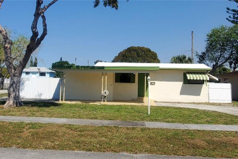 House in Hollywood, Florida 2 bedrooms, 96.34 sq.m. № 2034045