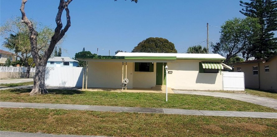 House in Hollywood, Florida 2 bedrooms, 96.34 sq.m. № 2034045