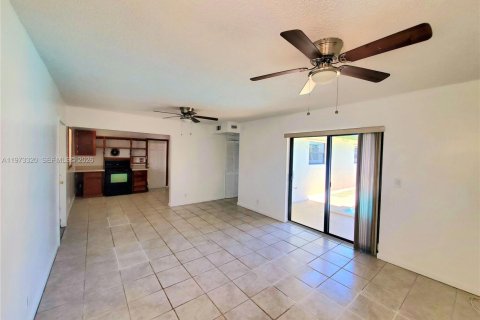 House in Hollywood, Florida 2 bedrooms, 96.34 sq.m. № 2034045 - photo 6