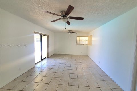 House in Hollywood, Florida 2 bedrooms, 96.34 sq.m. № 2034045 - photo 5