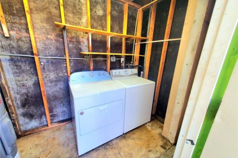 House in Hollywood, Florida 2 bedrooms, 96.34 sq.m. № 2034045 - photo 24