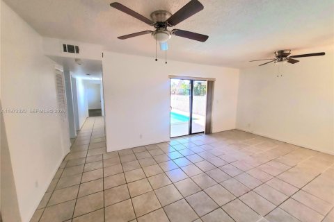 House in Hollywood, Florida 2 bedrooms, 96.34 sq.m. № 2034045 - photo 4