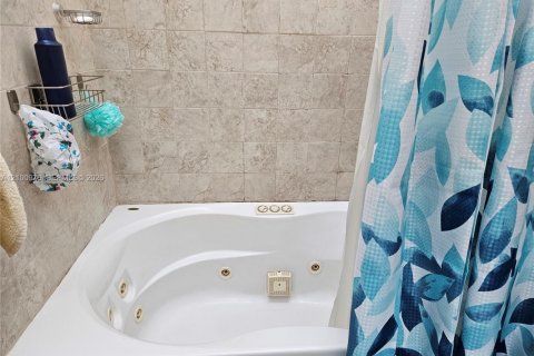 Condo in Tamarac, Florida, 1 bedroom  № 2401667 - photo 12