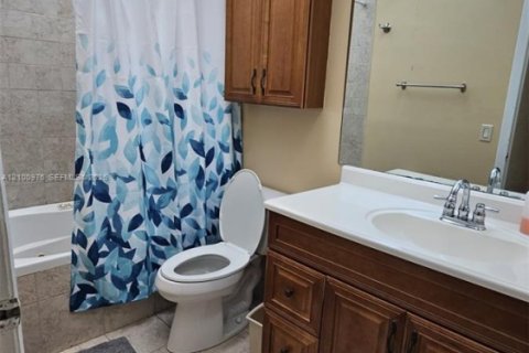 Condo in Tamarac, Florida, 1 bedroom  № 2401667 - photo 11