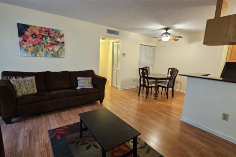 Condo in Tamarac, Florida, 1 bedroom  № 2401667 - photo 3