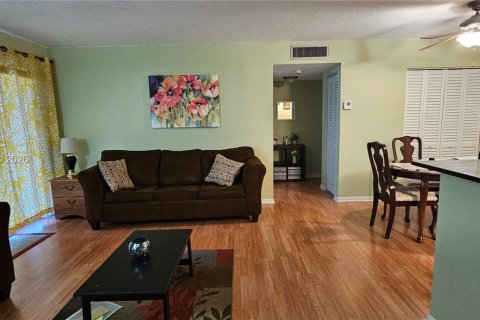 Condo in Tamarac, Florida, 1 bedroom  № 2401667 - photo 4