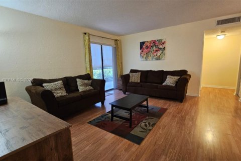 Condo in Tamarac, Florida, 1 bedroom  № 2401667 - photo 5