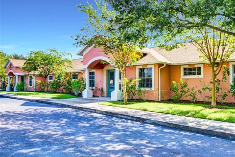 Commercial property in Orlando, Florida 488.29 sq.m. № 2104296 - photo 2