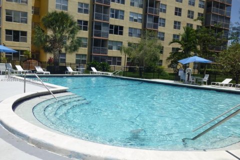 Condominio en venta en North Miami Beach, Florida, 2 dormitorios, 112.69 m2 № 2034474 - foto 2