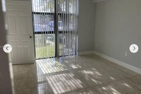 Condo in Miami, Florida, 2 bedrooms  № 1997404 - photo 15