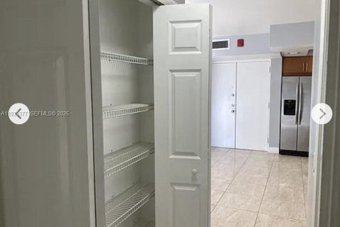 Condo in Miami, Florida, 2 bedrooms  № 1997404 - photo 19