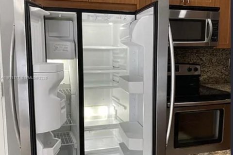 Condo in Miami, Florida, 2 bedrooms  № 1997404 - photo 12