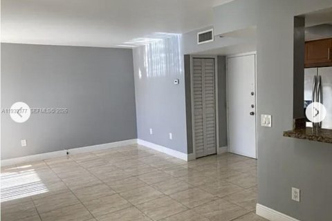 Condo in Miami, Florida, 2 bedrooms  № 1997404 - photo 10