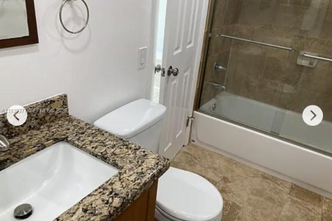 Condo in Miami, Florida, 2 bedrooms  № 1997404 - photo 13