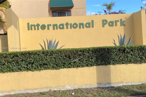 Condo in Miami, Florida, 2 bedrooms  № 1997404 - photo 4