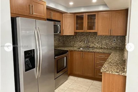 Condo in Miami, Florida, 2 bedrooms  № 1997404 - photo 11