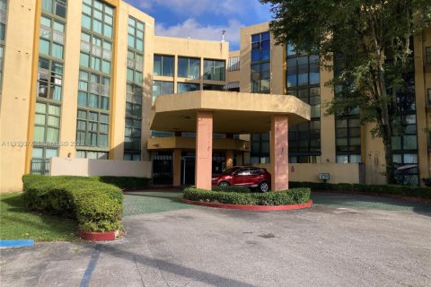 Condo in Miami, Florida, 2 bedrooms  № 1997404 - photo 2