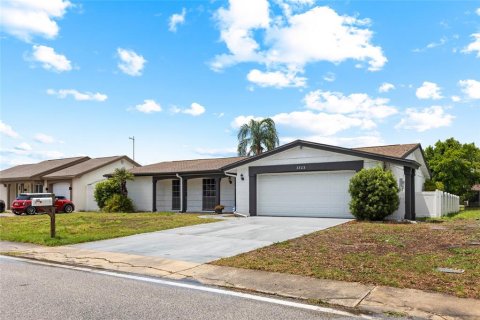 House in New Port Richey, Florida 2 bedrooms, 142.33 sq.m. № 2360996