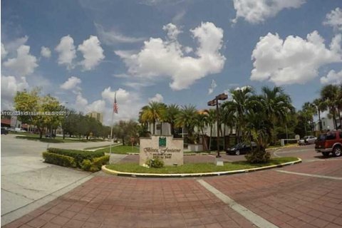 Condo in Miami, Florida, 2 bedrooms  № 1816379 - photo 1