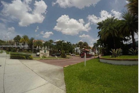 Condo in Miami, Florida, 2 bedrooms  № 1816379 - photo 2