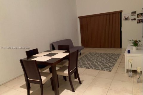 Condo in Miami, Florida, 2 bedrooms  № 1816379 - photo 8