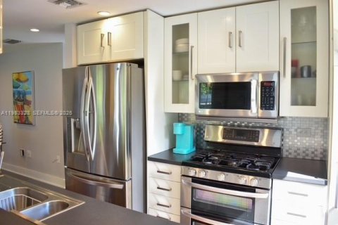 House in Fort Lauderdale, Florida 3 bedrooms, 180.42 sq.m. № 2049422 - photo 4