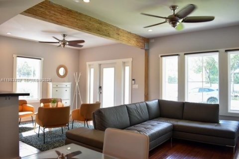 House in Fort Lauderdale, Florida 3 bedrooms, 180.42 sq.m. № 2049422 - photo 9