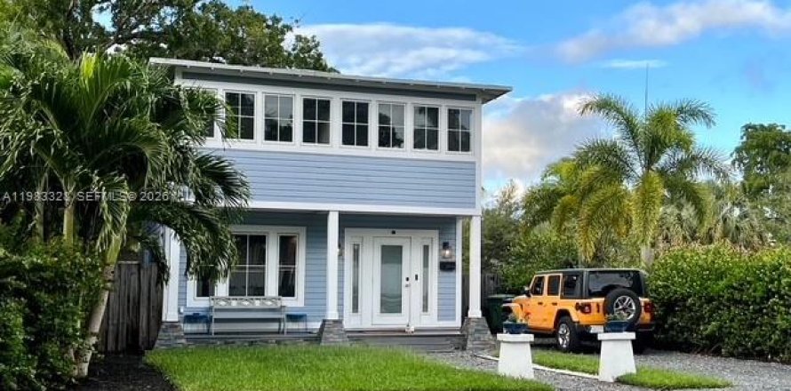 House in Fort Lauderdale, Florida 3 bedrooms, 180.42 sq.m. № 2049422