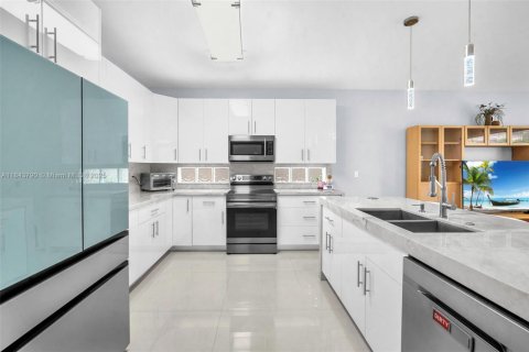 House in Miramar, Florida 5 bedrooms, 306.21 sq.m. № 1839274 - photo 9