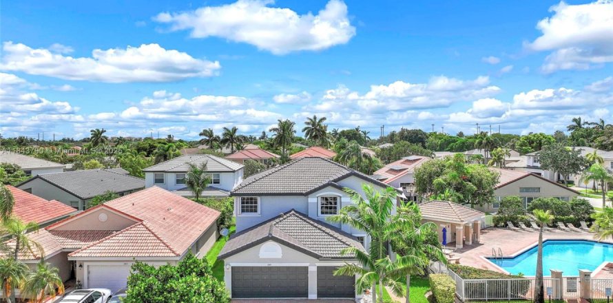 House in Miramar, Florida 5 bedrooms, 306.21 sq.m. № 1839274