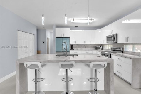House in Miramar, Florida 5 bedrooms, 306.21 sq.m. № 1839274 - photo 13