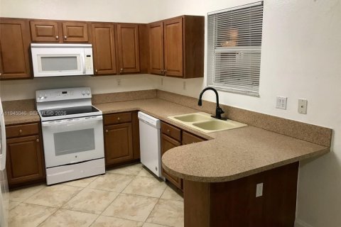 Снять в аренду таунхаус в Катлер-Бей, Флорида 3 спальни, 131.55м2, № 2005677 - фото 3