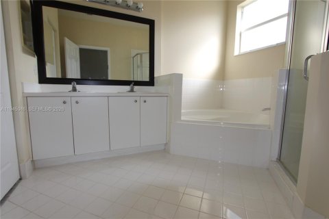 Снять в аренду таунхаус в Катлер-Бей, Флорида 3 спальни, 131.55м2, № 2005677 - фото 24