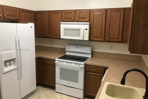 Снять в аренду таунхаус в Катлер-Бей, Флорида 3 спальни, 131.55м2, № 2005677 - фото 2