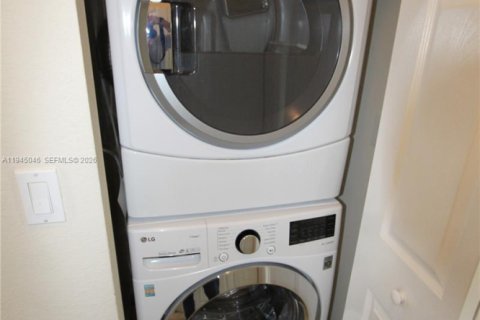 Снять в аренду таунхаус в Катлер-Бей, Флорида 3 спальни, 131.55м2, № 2005677 - фото 18