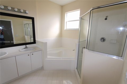 Снять в аренду таунхаус в Катлер-Бей, Флорида 3 спальни, 131.55м2, № 2005677 - фото 23