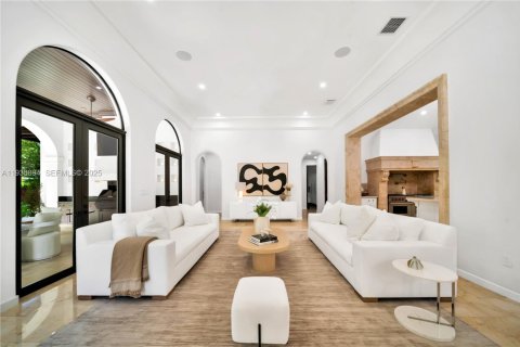 House in Miami, Florida 7 bedrooms, 622.63 sq.m. № 1989327 - photo 25