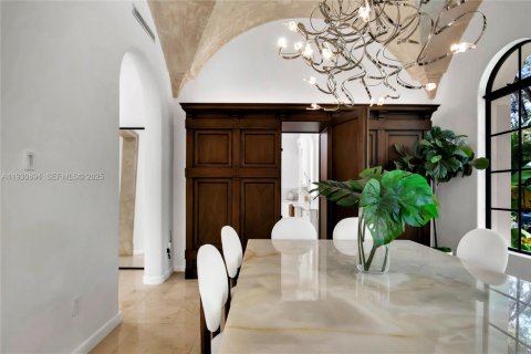 House in Miami, Florida 7 bedrooms, 622.63 sq.m. № 1989327 - photo 23